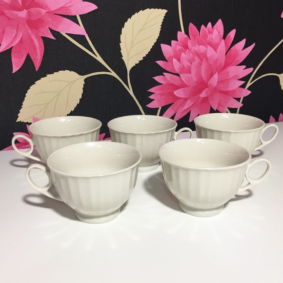 Beautiful Porcelain Tea Set - Picture 6 of 6